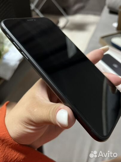 Телефон iPhone 11