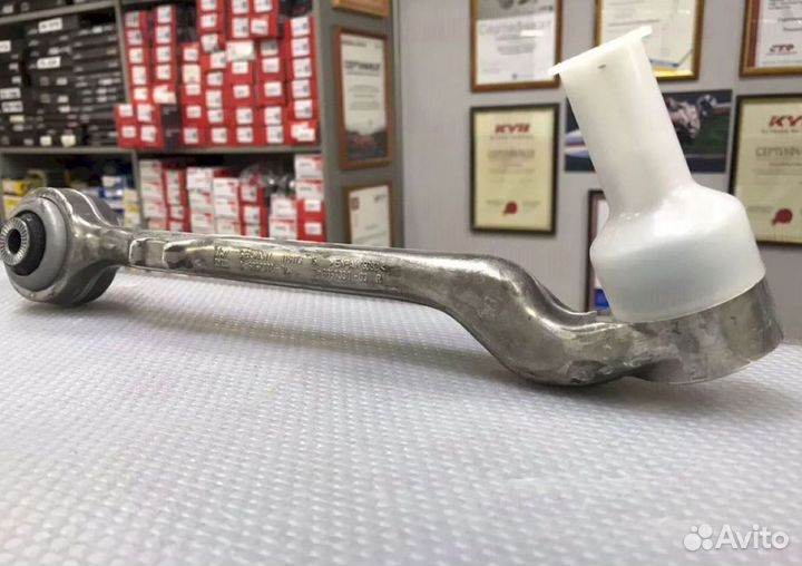 Поперечный рычаг правый