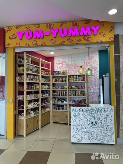 Продавец азиатских и европейских сладостей