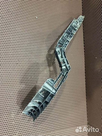 Кронштейн бампера задний левый Volkswagen Passat