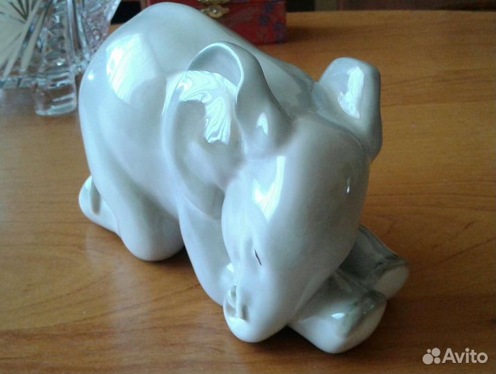 Статуэтка фарфоровая лфз спящий слоник