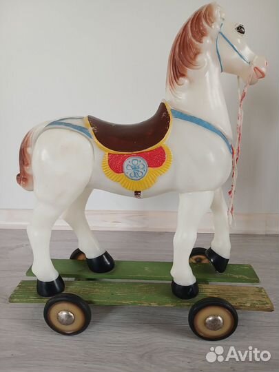 Лошадка каталка 