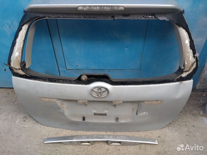 Крышка багажника Toyota wish 2003