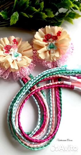 Бантики для волос с цветными косичками