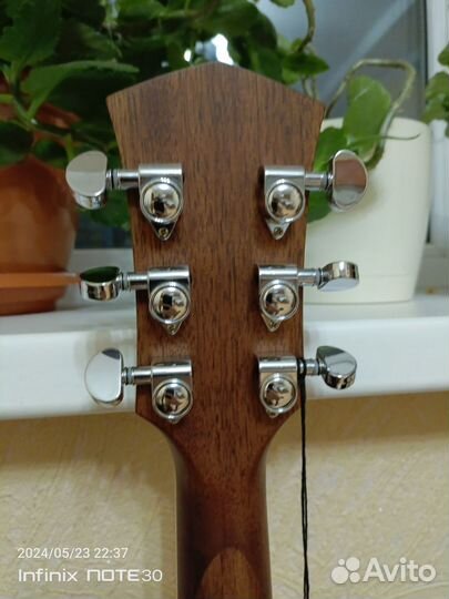 Продажа акустической гитары массив Parkwood s61