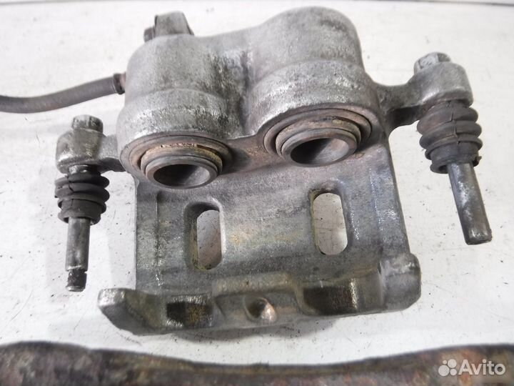 Суппорт передний правый Mitsubishi Montero II