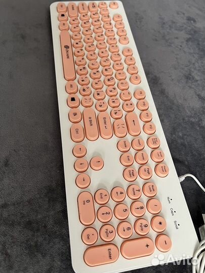 Розовая клавиатура с круглыми кнопками