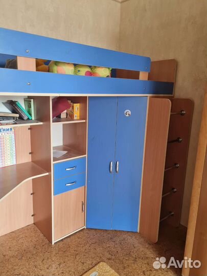 Детская кровать чердак со столом и шкафом