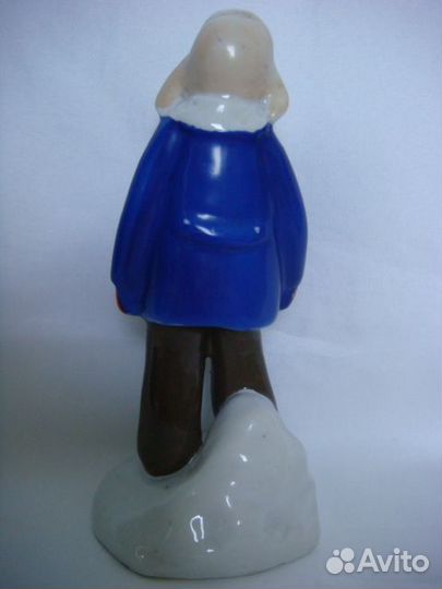 Фарфоровая статуэтка 