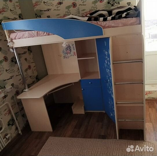 Детская кровать чердак со столом и шкафом