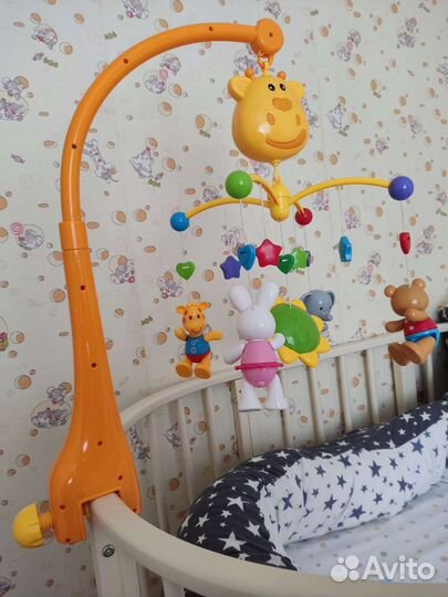 Мобиль на кроватку жирафики