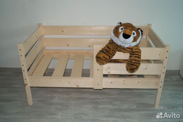 Кровать детская из массива с бортиком