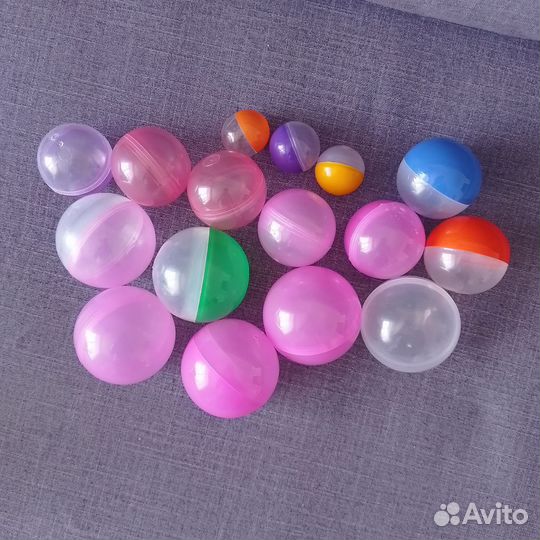 Капсулы от киндеров и бахил, шары пустые