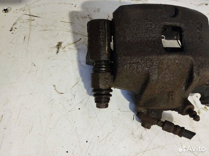 Суппорт тормозной передний правый Mazda 626 GD