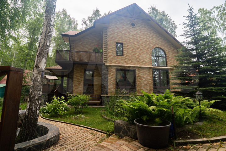 Коттедж 300 м² на участке 12 сот.