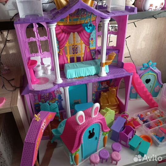 Ребёнок продаёт свою коллекцию Enchantimals