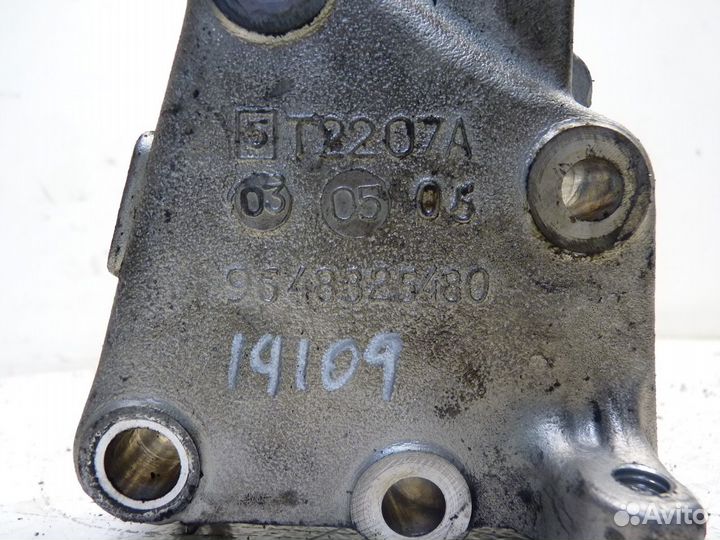 Кронштейн двигателя Пежо 607 2001г 2.2л 72кВт