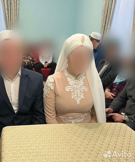 Платье на никах