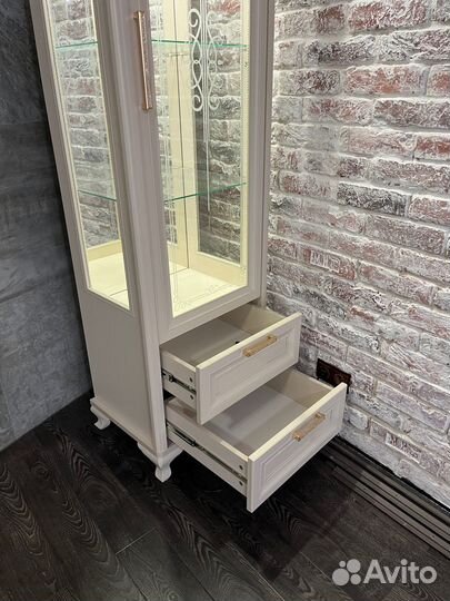 Витрина-колонна