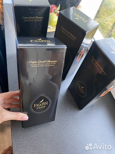 Коробки с пустыми бутылками