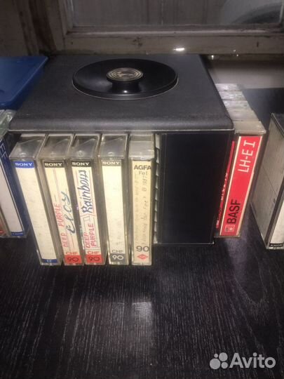 Стойка для аудиокассет и аудиокассеты