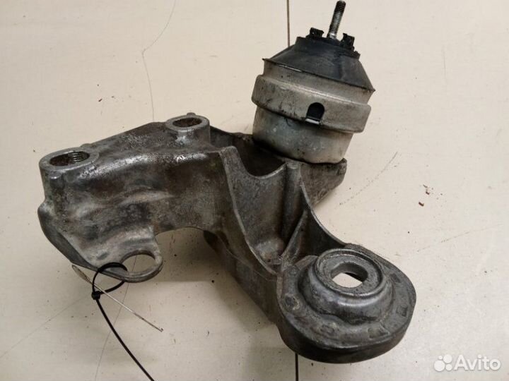 Кронштейн двигателя правый Volkswagen Passat B5