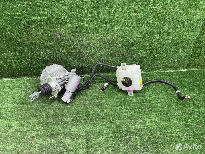 Главный тормозной цилиндр toyota voxy ZWR80 2ZR-FX