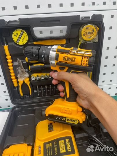 Шуруповерт DeWalt с набором инструментов