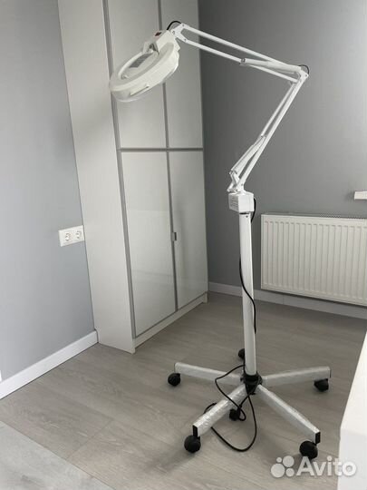 Косметологическая лампа лупа