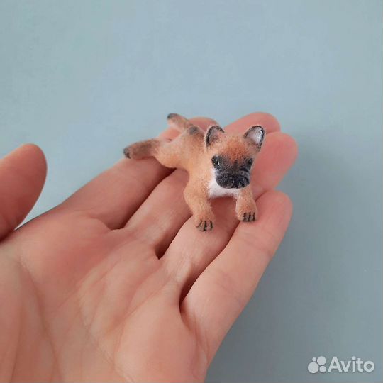 Миниатюрная игрушка щенок бульдога