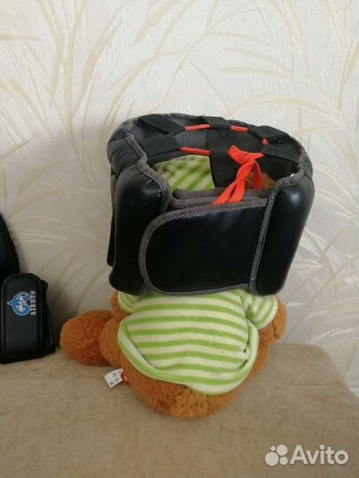 Шлем и перчатки для единоборств