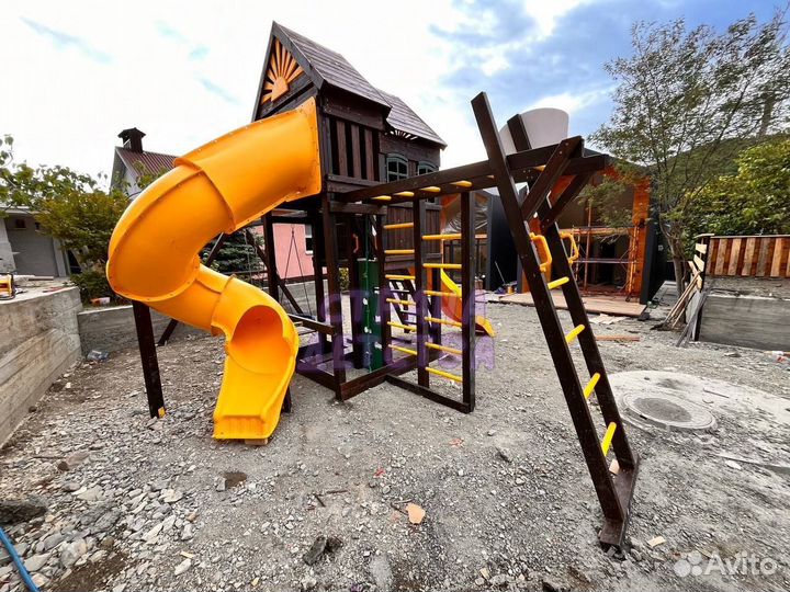 Детская площадка с зимним скатом