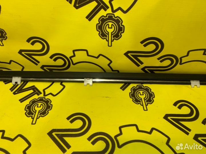 Молдинг стекла (на дверь) передний левый Nissan