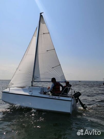 Парусный швертбот.Парусная яхта