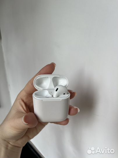 Кейс и правый наушник AirPods 2