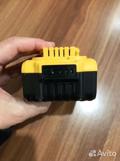 Зарядка для шуроповерта деволт