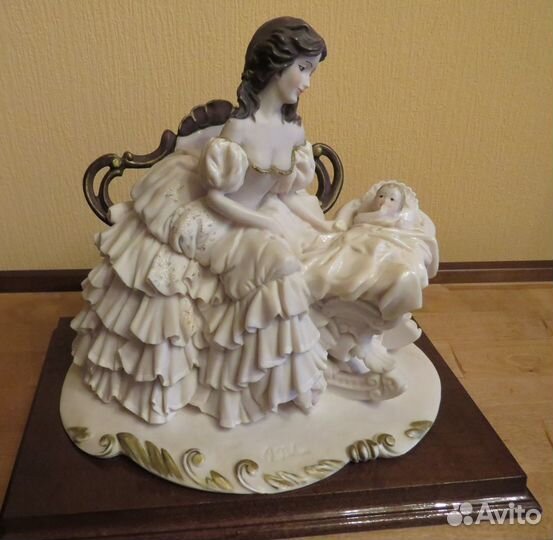 Статуэтка фарфор Capodimonte- мать и дитя