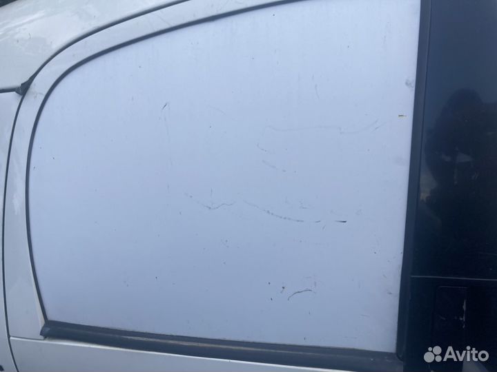 Защаглушка стекла задняя правая skoda roomster