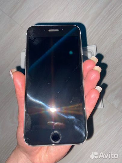 iPhone SE, 64 ГБ