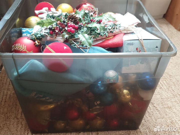 Елочные игрушки, гирлянды