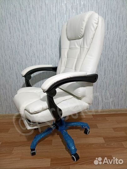 Компьютерное кресло с вибромассажем белого цвета