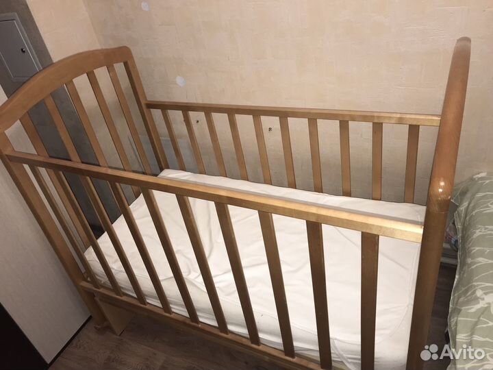 Детская кроватка с маятником