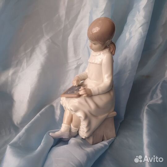 Фарфор Nao by Lladro. Девочка пишет на доске