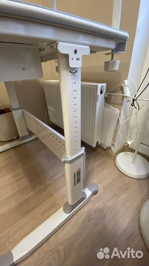 Продам расущая парта Rifforma100+полка для книг