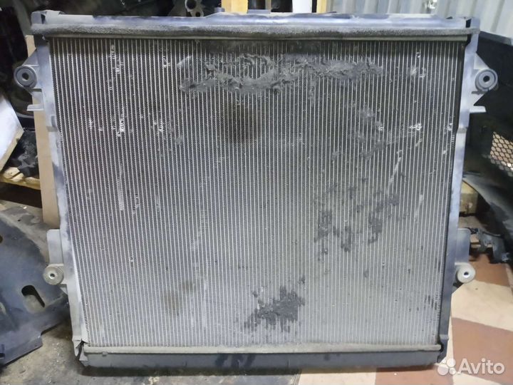 Радиатор охлаждения Toyota land cruiser 200