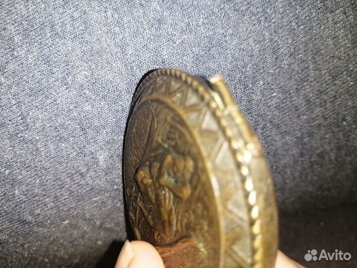 Крышка от пудреницы с зеркалом