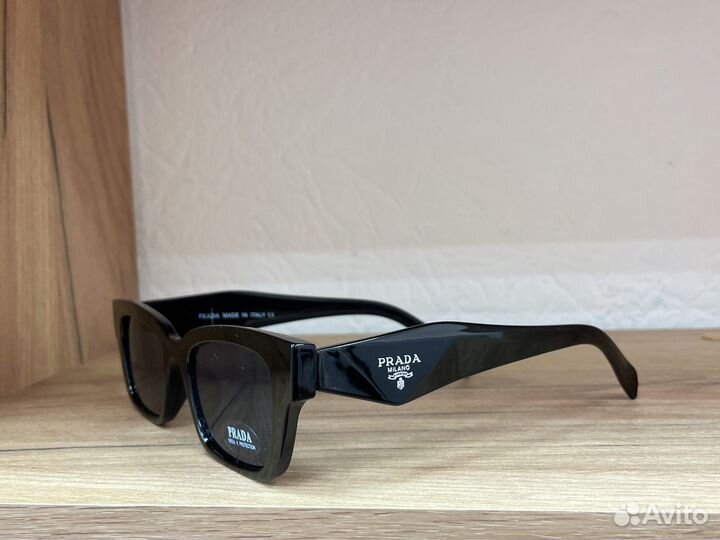 Солнцезащитные очки женские Prada