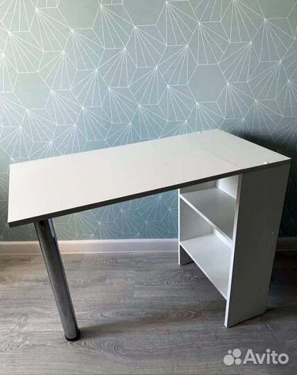 Маникюрный стол