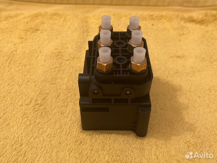 Блок клапанов пневмоподвески Ауди Q7 VW Porsche