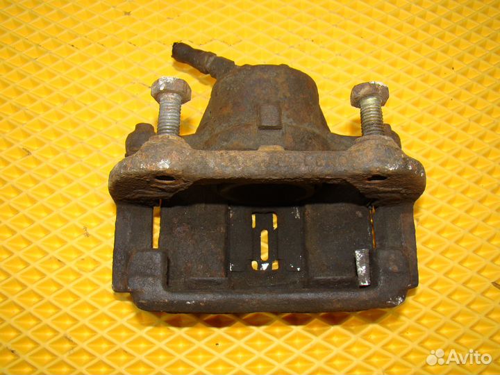 Суппорт передний правый Volvo 940 Вольво 740